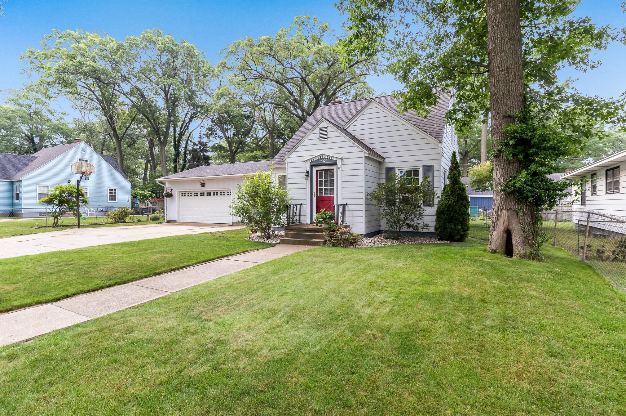 1669 Winchester Dr, Meskegon, MI 49441