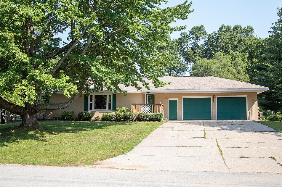 16145 Highland Dr, Spring Lake, MI 49456-2305