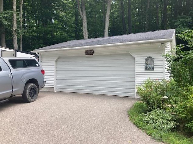 7071 Rogers Memorial Dr, Onekama, MI 49675