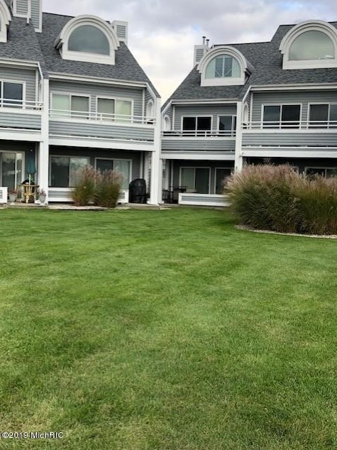 107 Millpoint Dr, Spring Lake, MI 49456-1681