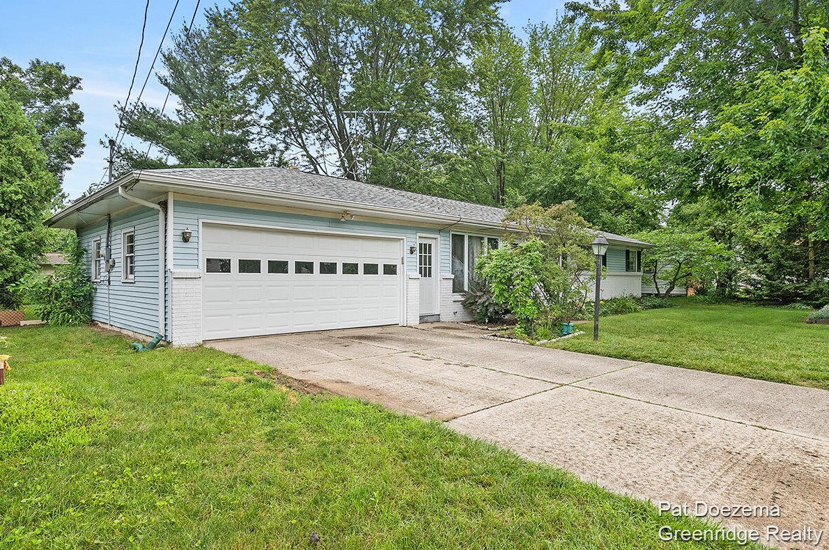 2143 Sandcrest St, Jenison, MI 49428-7722