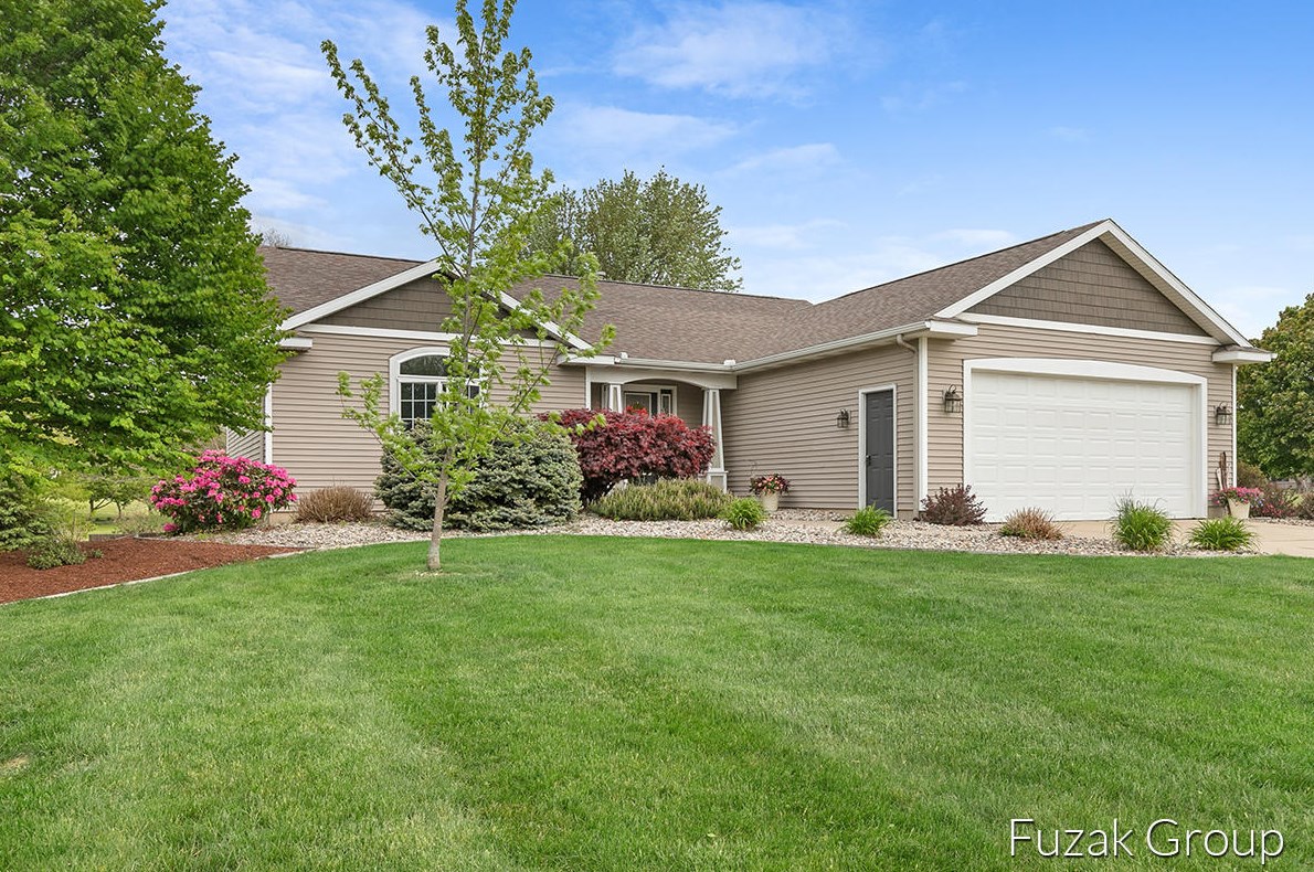 3590 Walnut Park Dr, Hamilton, MI 49419