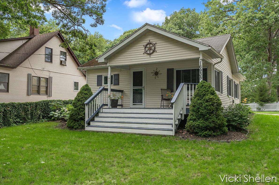 16935 Spring Lake Rd, Spring Lake MI  49456-1372 exterior