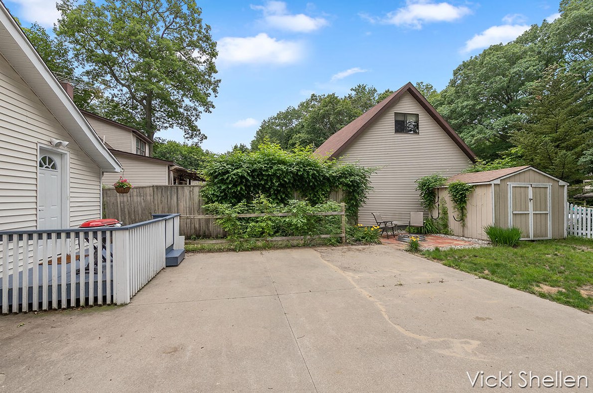 16935 Spring Lake Rd, Spring Lake MI  49456-1372 exterior