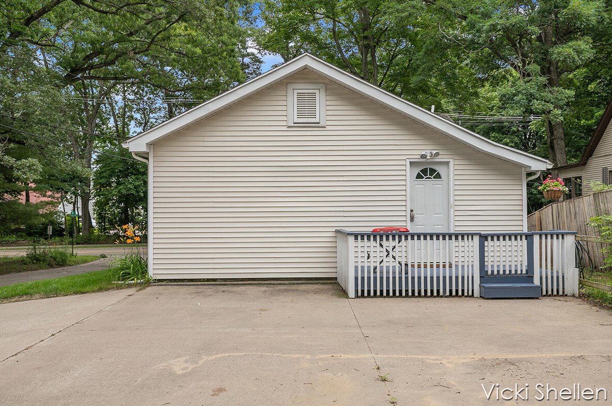 16935 Spring Lake Rd, Spring Lake MI  49456-1372 exterior