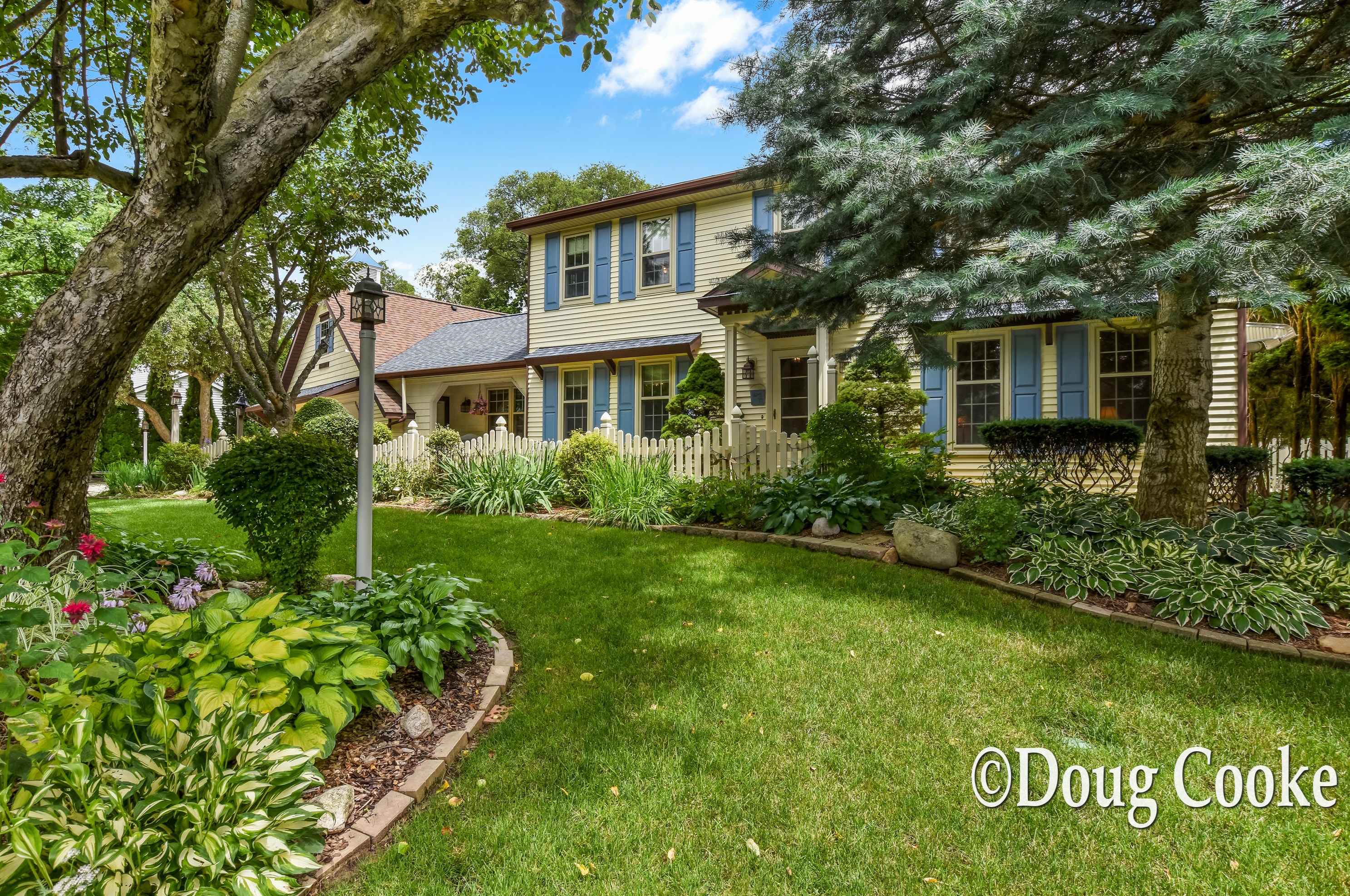 3534 Applecrest Ct, Ada, MI 49301-9218