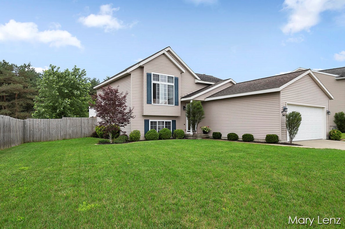 365 Pineview Dr, Belding, MI 48809