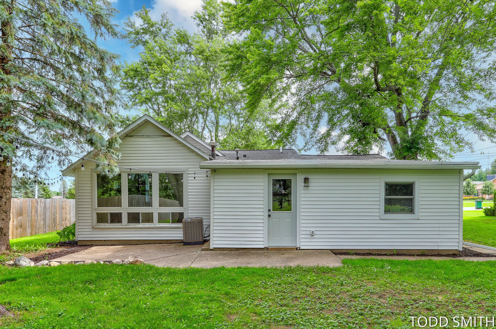 1494 Leonard St, Grand Rapids MI  49534-9540 exterior