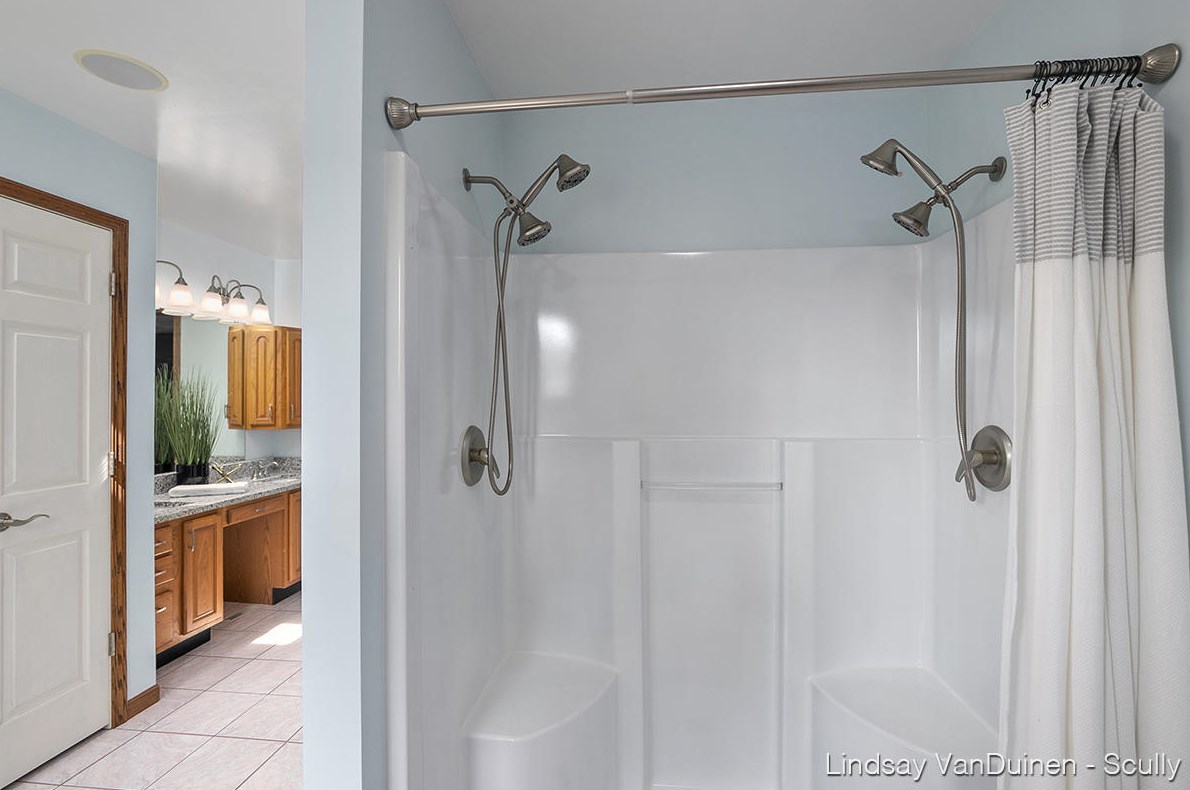 3850 Kingsway Ct, Grand Rapids MI  49508-2602 exterior