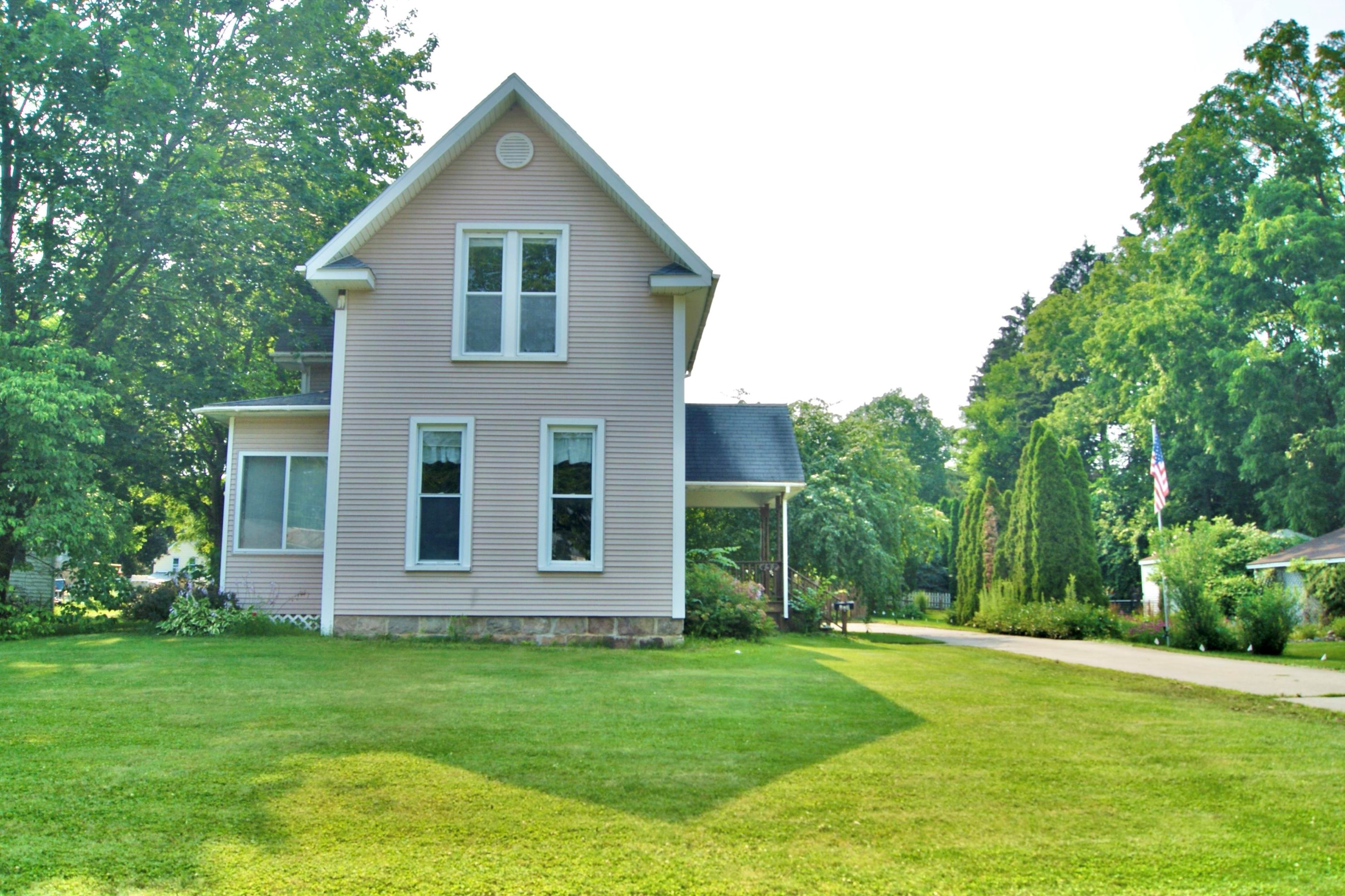 457 State St, Ionia, MI 48846-1426