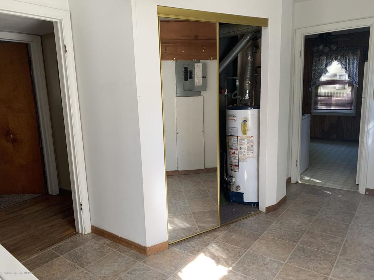 941 Varden Dr, Jackson MI 49202-0029 exterior