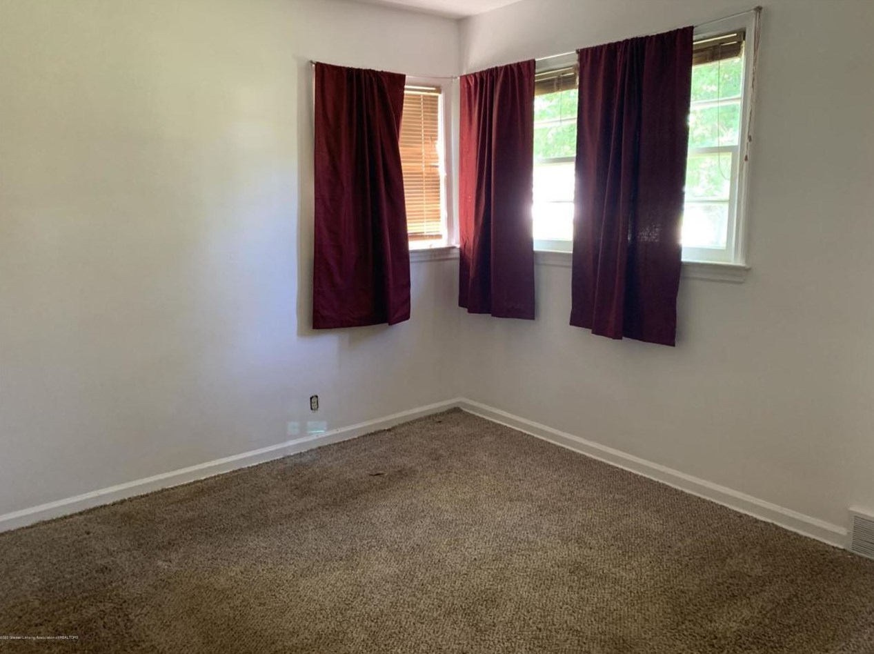 941 Varden Dr, Jackson MI 49202-0029 exterior