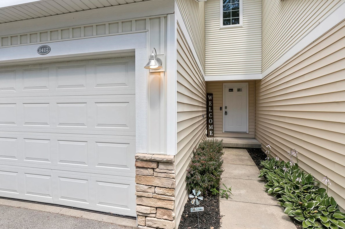 1412 Viewpoint Dr, Greenville, MI 48838-8261