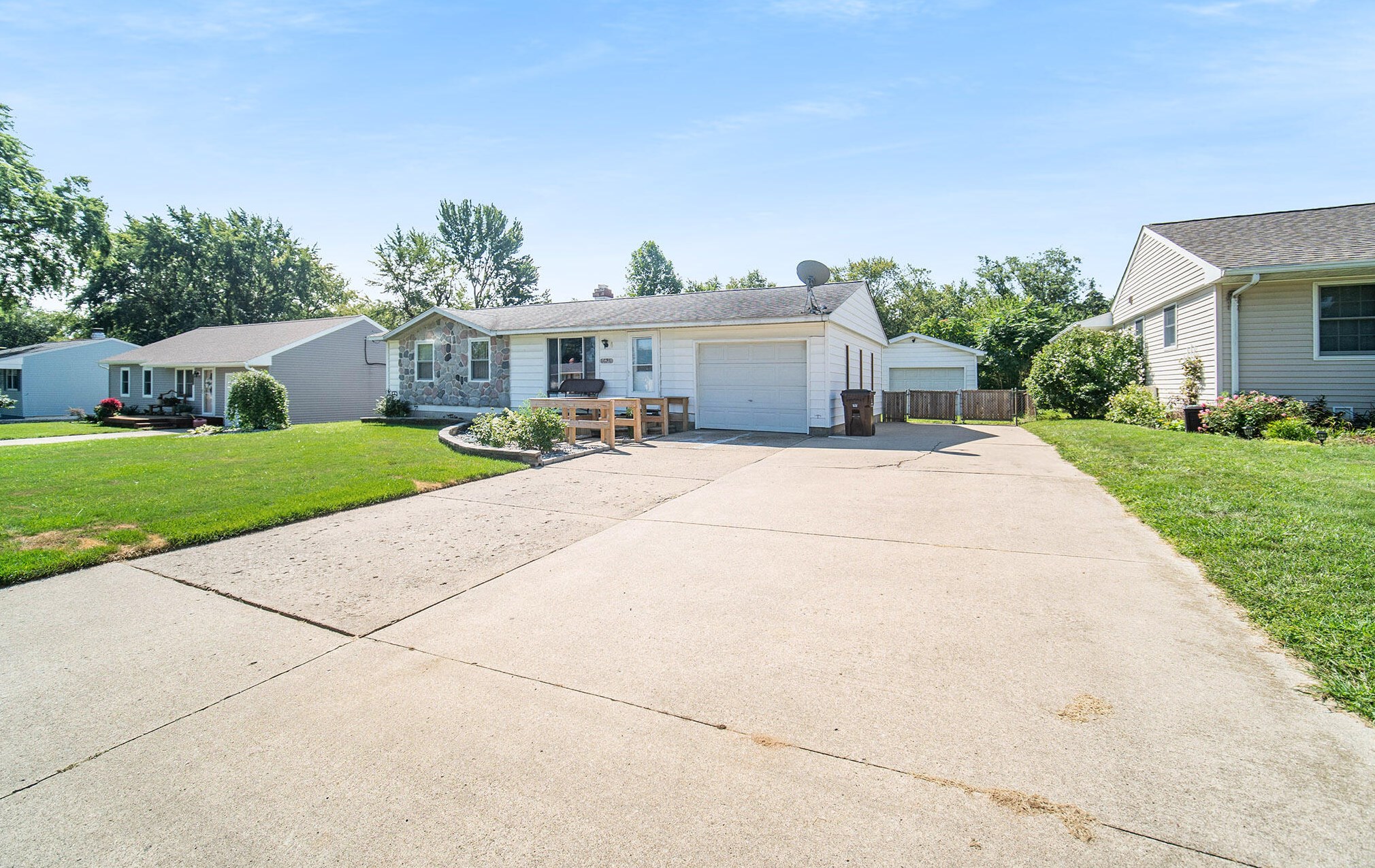 5625 Poplar Dr, Jackson, MI 49201-8808