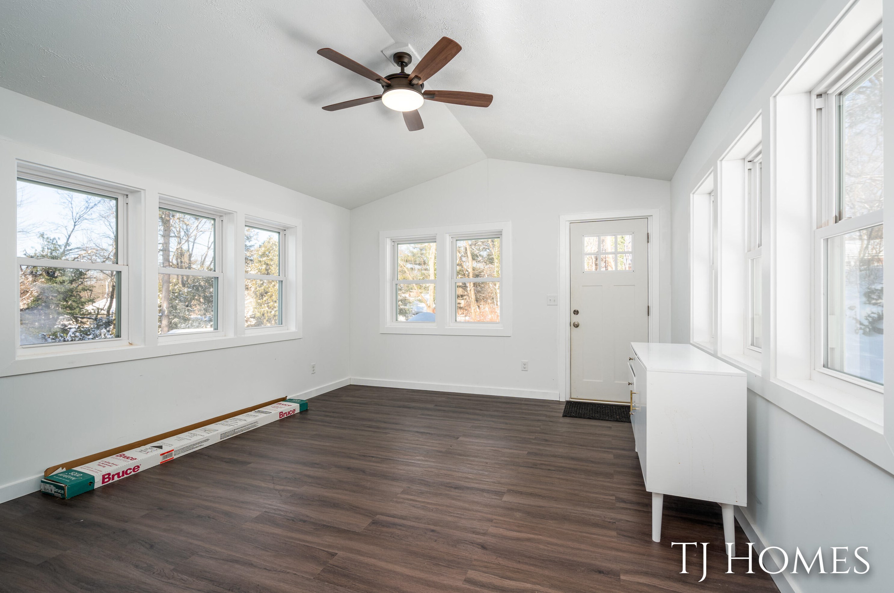 7161 Thorncrest Dr, Grand Rapids MI 49546-7358 exterior