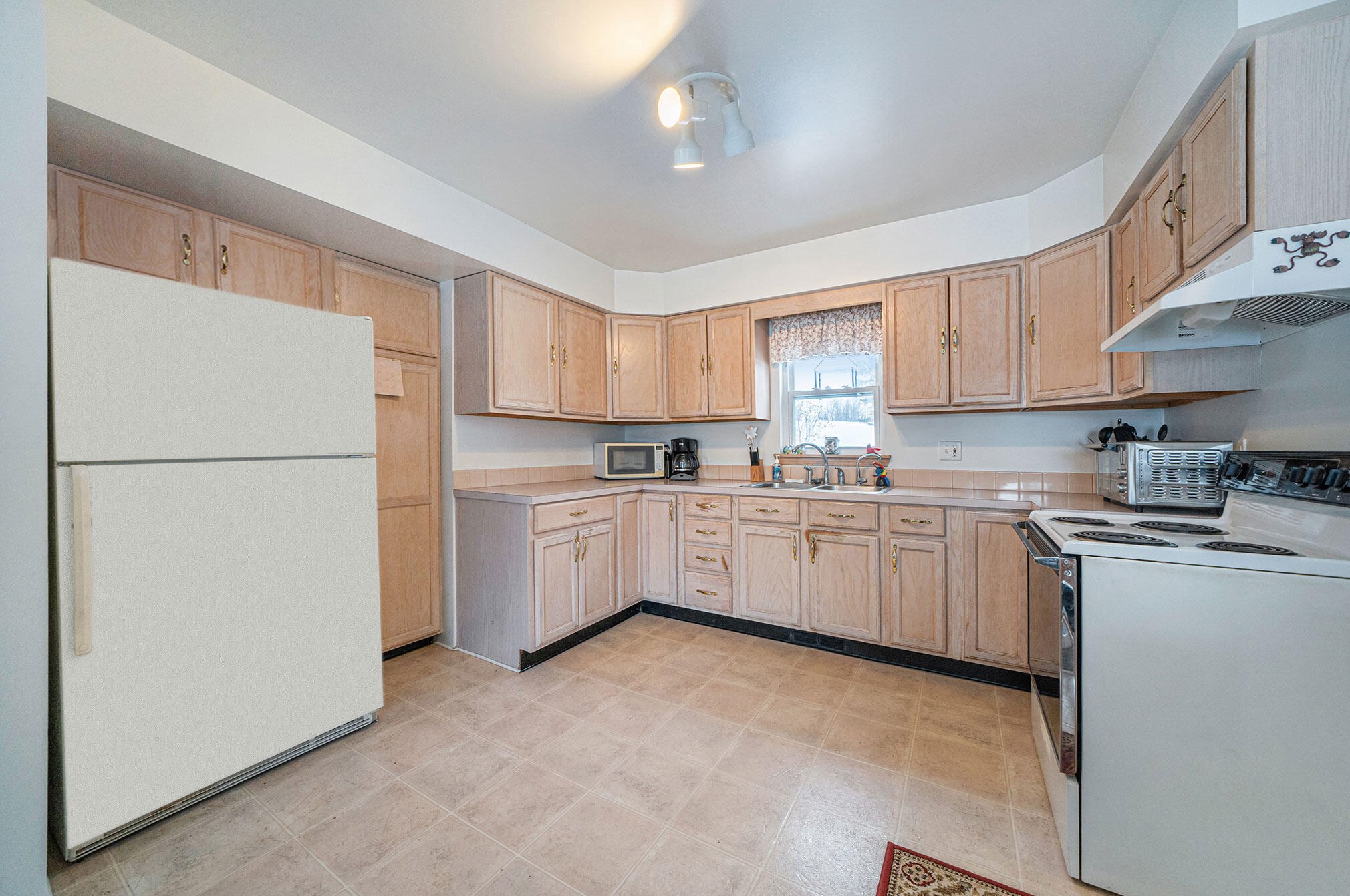 65 14 Mile Rd, Sparta, MI 49345-9578