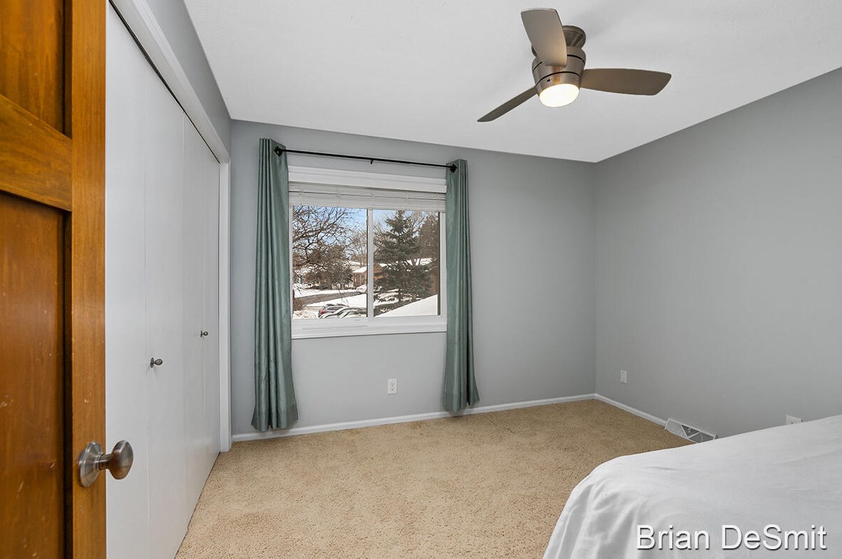 4476 Vly Dr, Grand Rapids MI 49525-1372 exterior