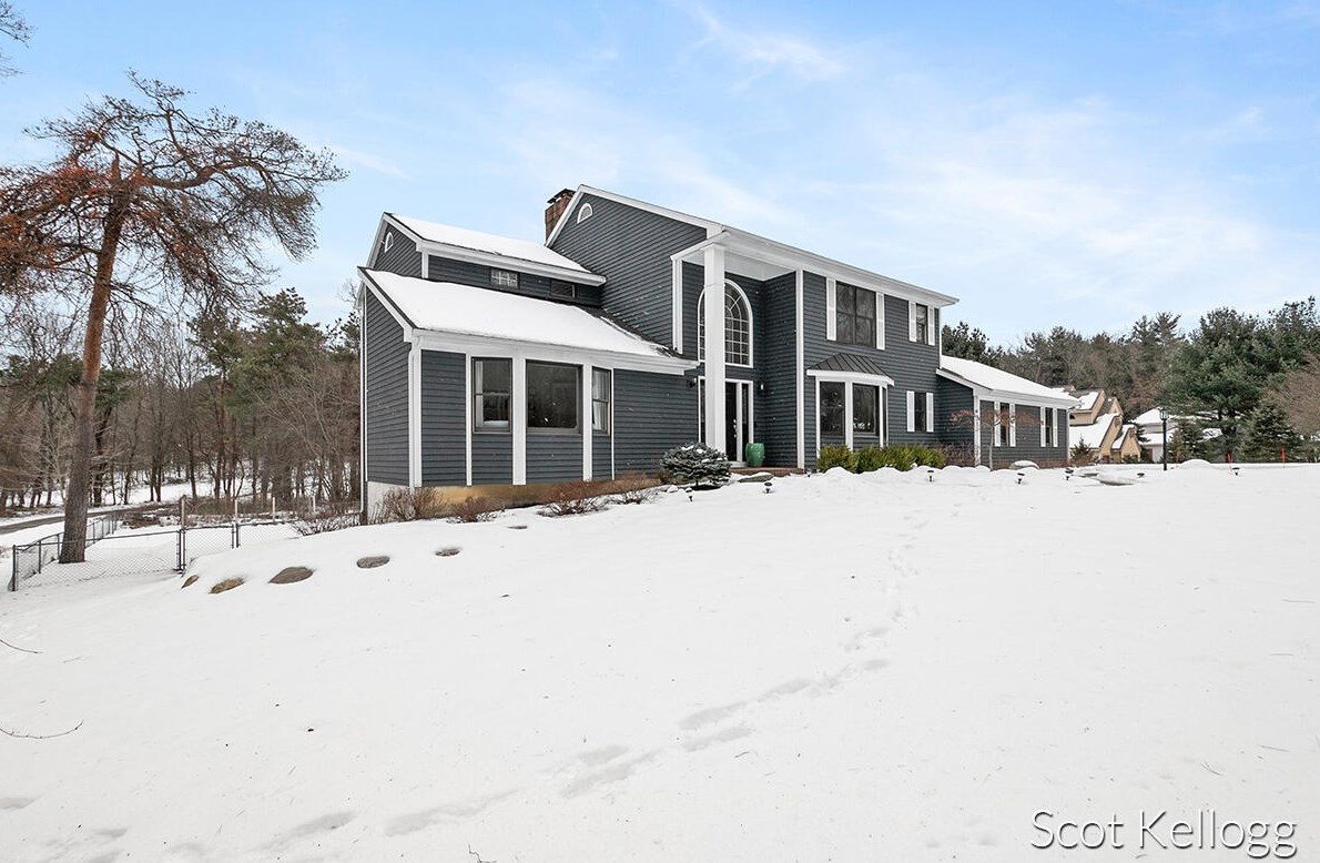 1595 Glen Forest Dr, Ada, MI 49301-9304