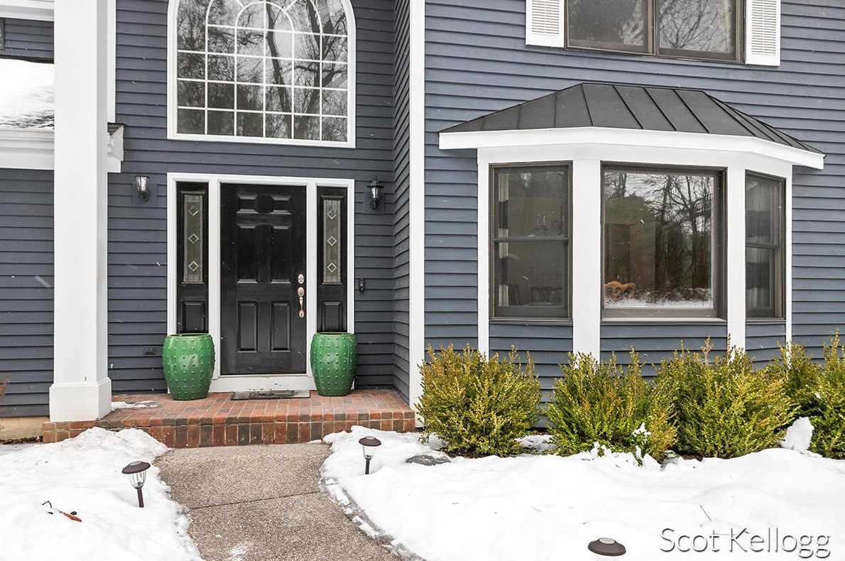 1595 Glen Forest Dr, Ada MI  49301-9304 exterior