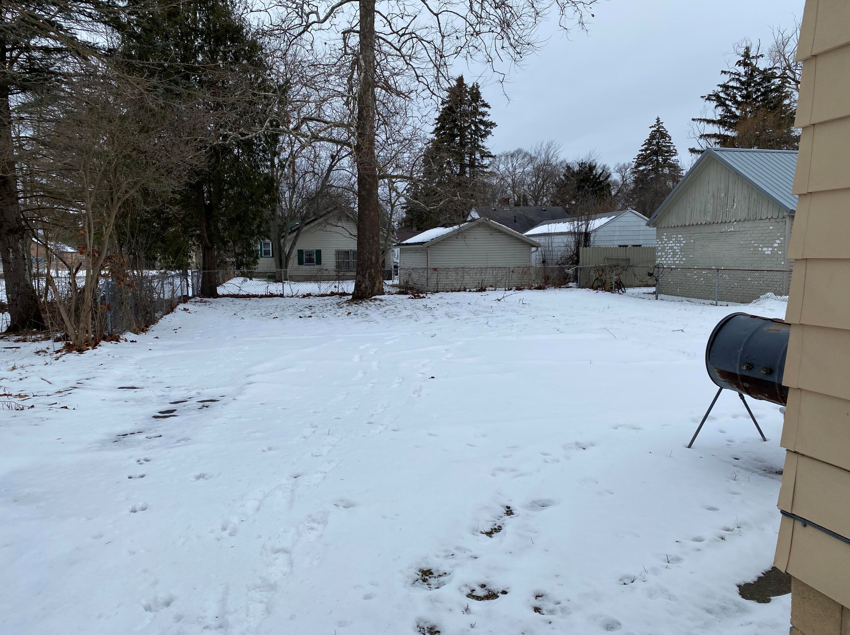 2727 Parkwood Ave, Saginaw, MI 48601