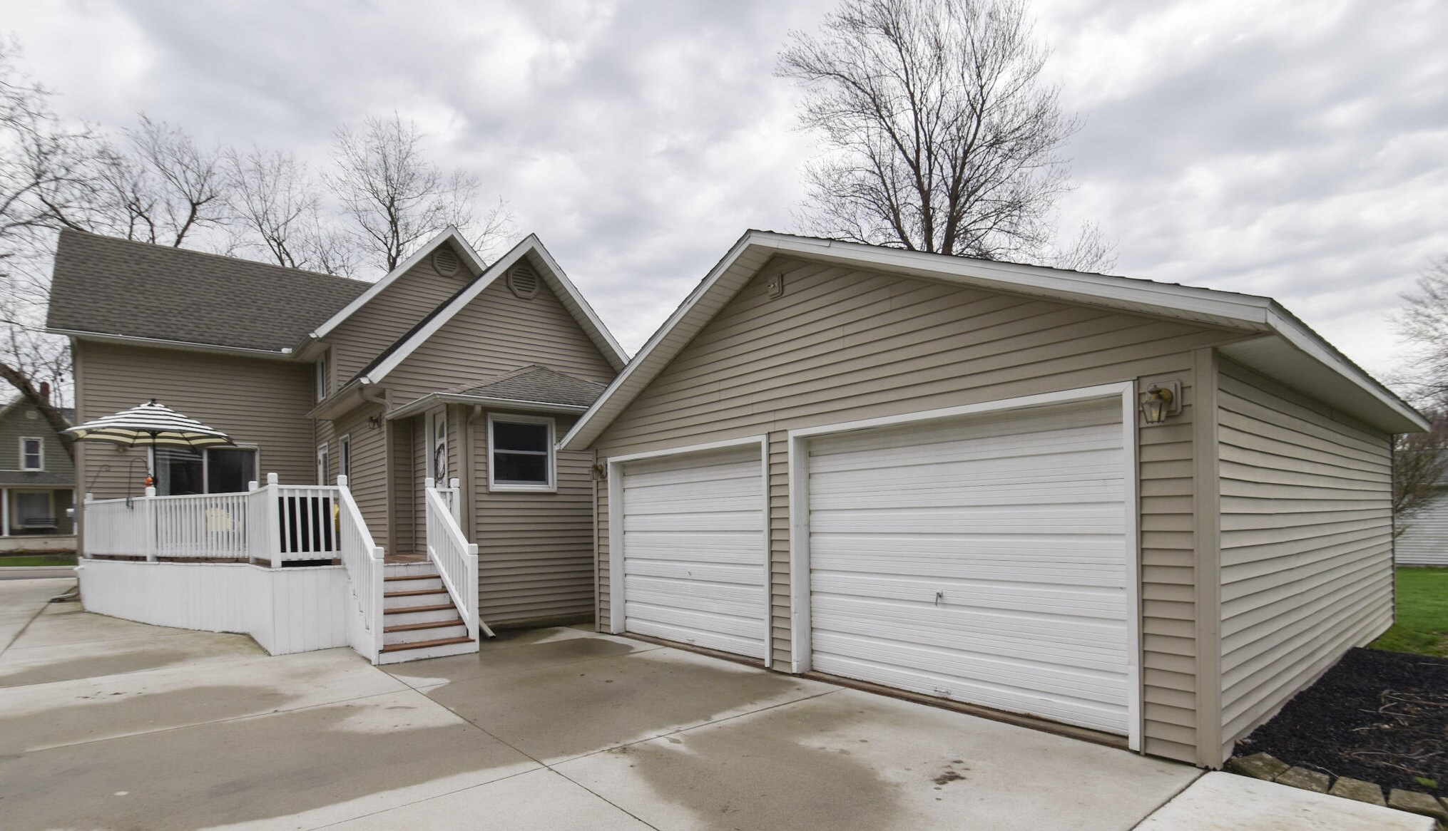 57 Fulton St, Quincy, MI 49082