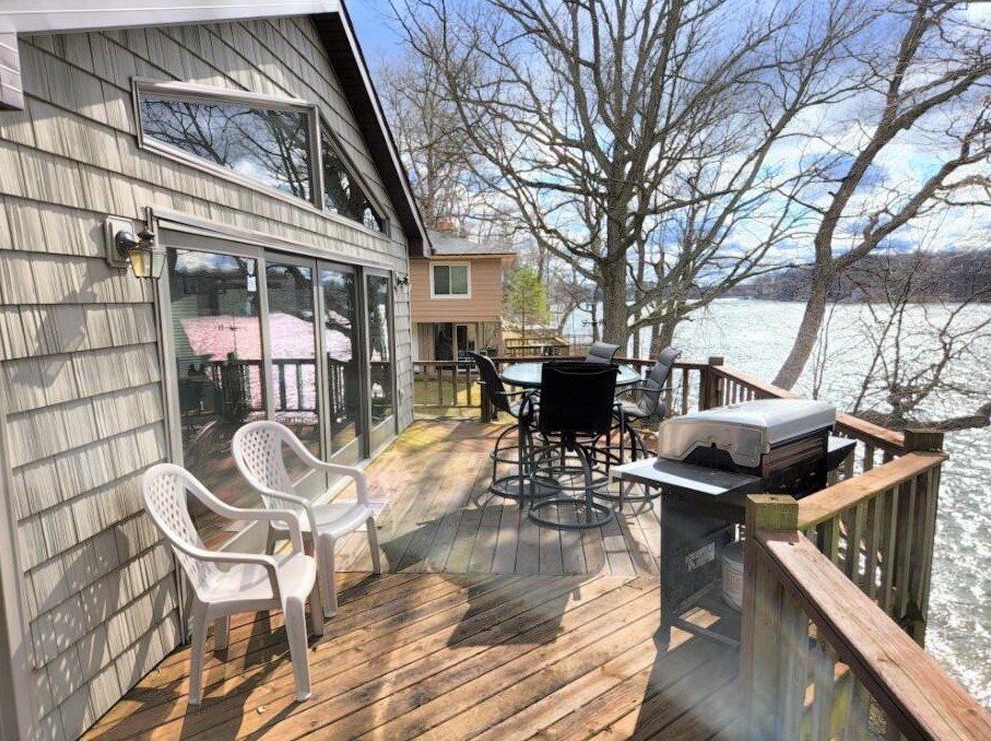 10700 Stoney Pt Dr, Delton MI 49046-9703 exterior