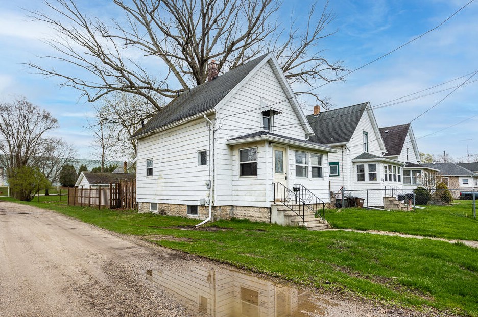 329 Forbes St, Jackson MI 49202-3712 exterior