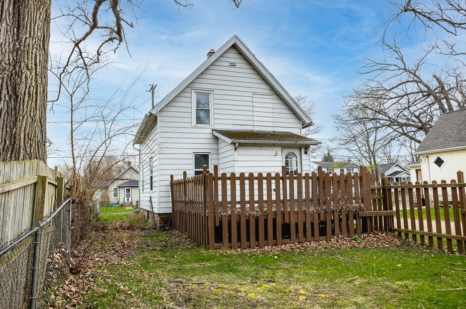 329 Forbes St, Jackson MI 49202-3712 exterior