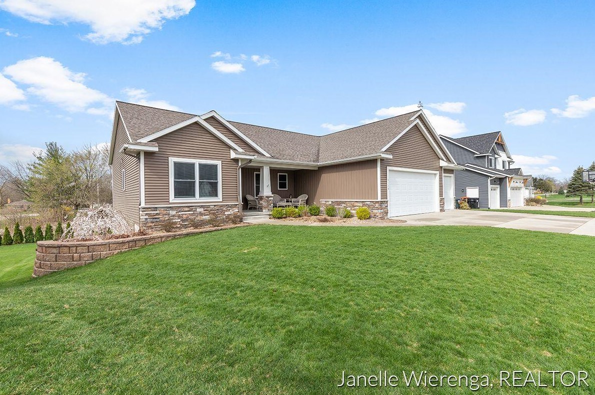 8139 Fairwood Dr, Jenison, MI 49428-8404