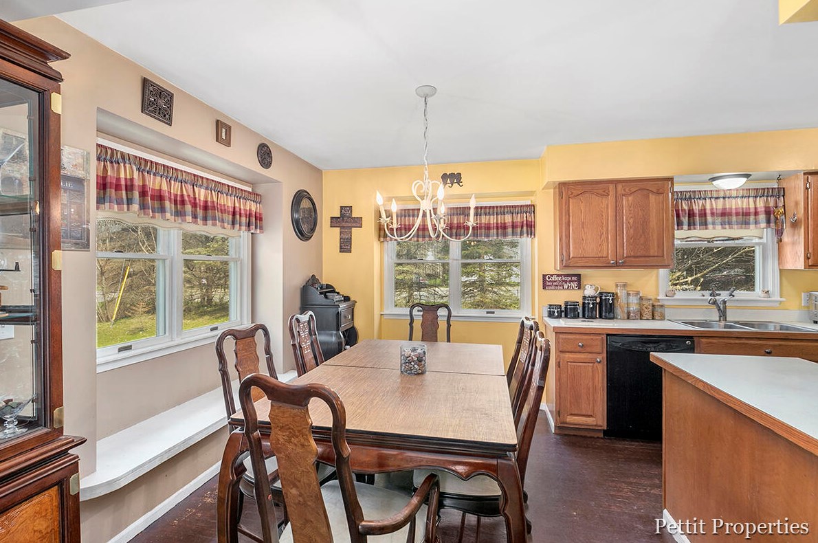 5186 Ada Dr, Ada MI 49301-7547 exterior