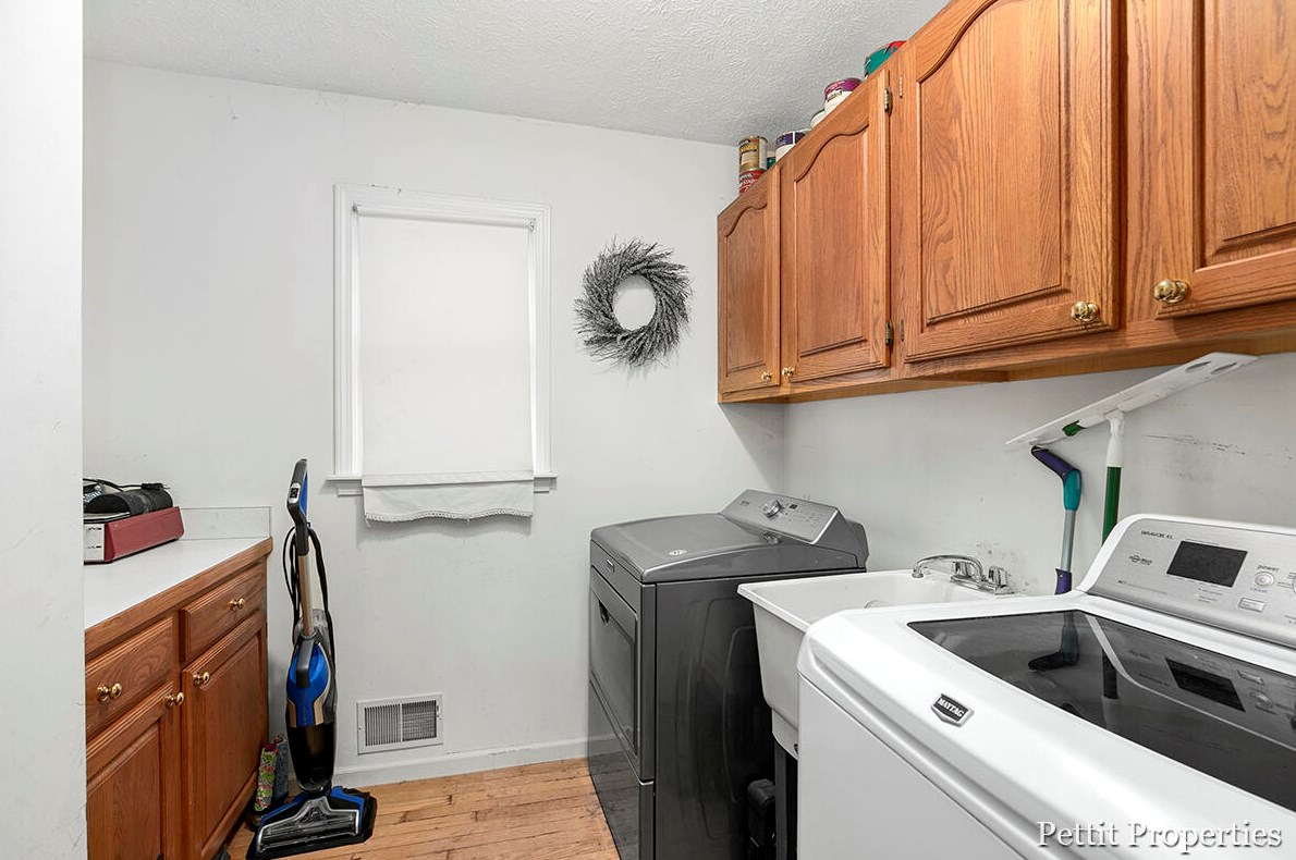 5186 Ada Dr, Ada MI 49301-7547 exterior