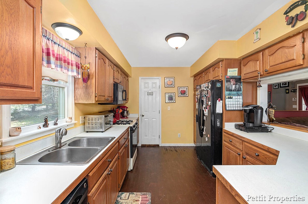 5186 Ada Dr, Ada MI 49301-7547 exterior