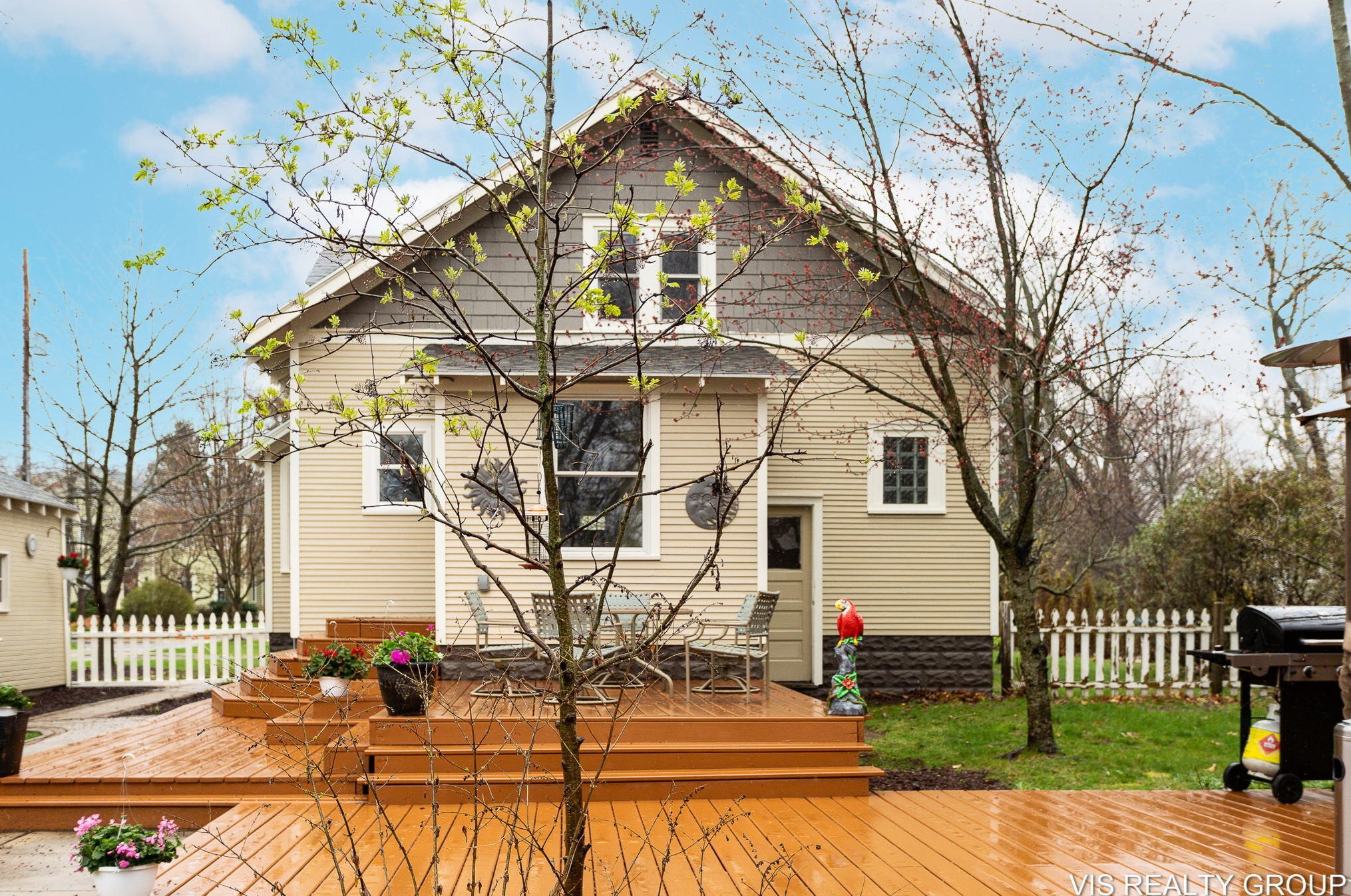 519 Riv St, Spring Lake MI 49456-2053 exterior