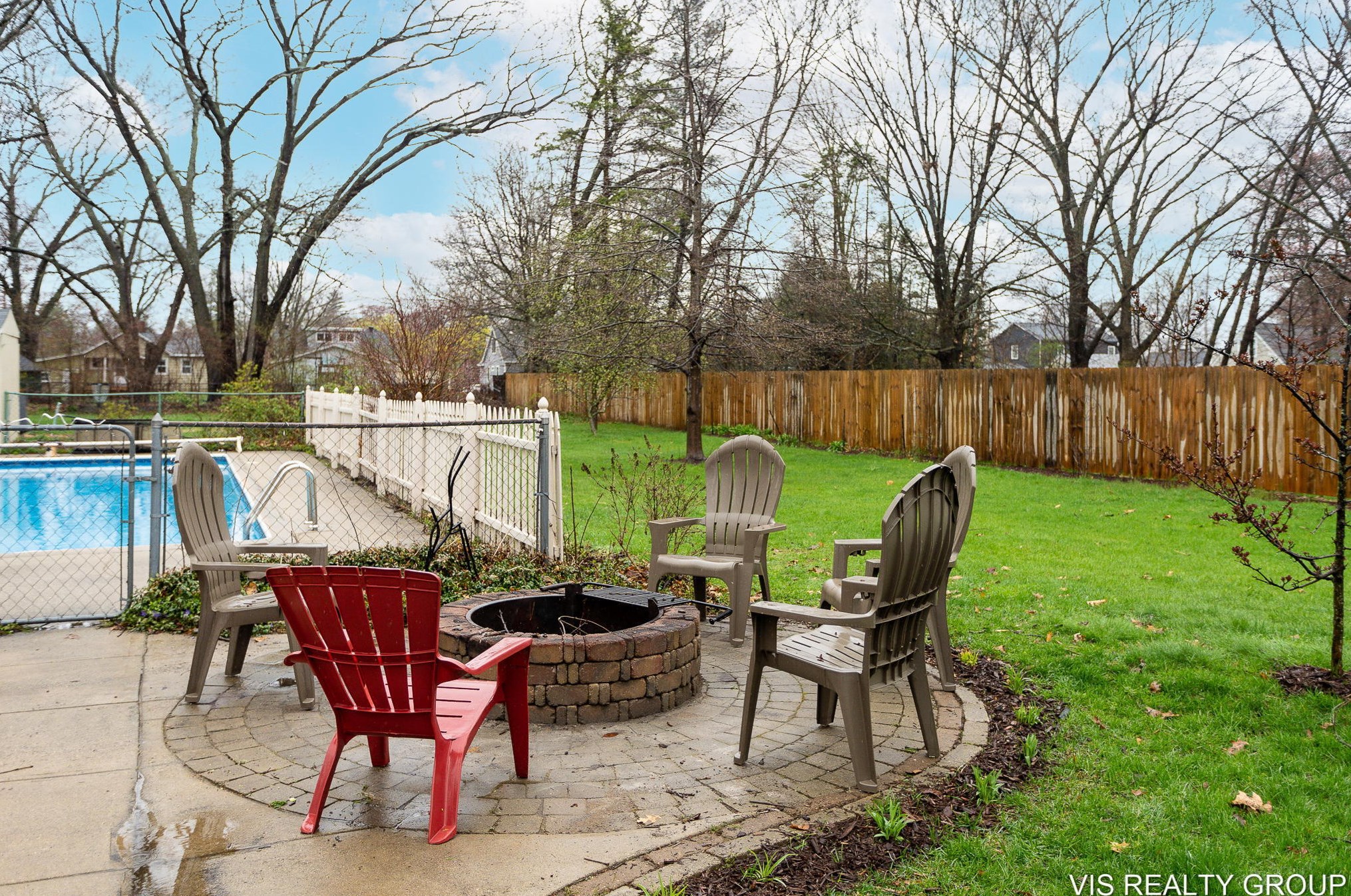 519 Riv St, Spring Lake MI 49456-2053 exterior