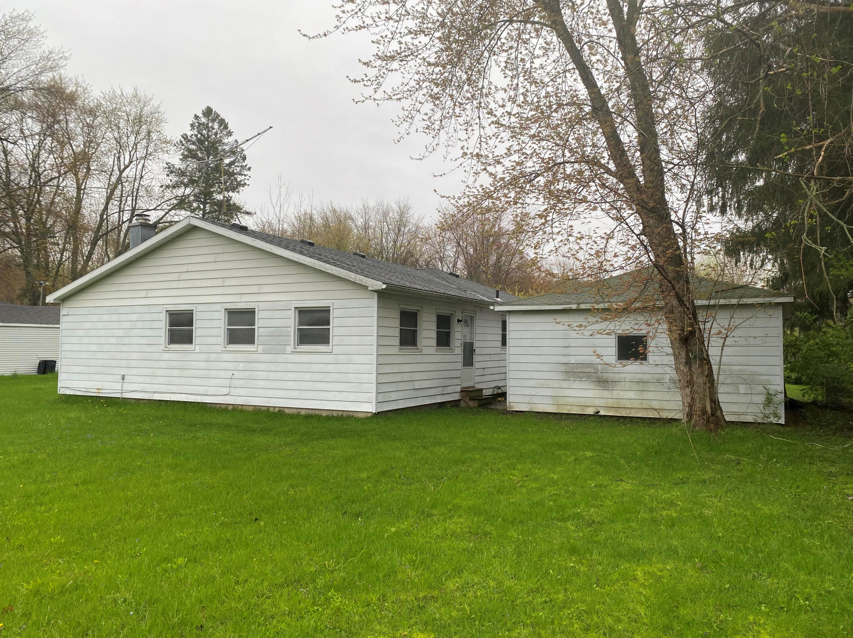 1688 Dewey Ave, Benton Harbor, MI 49022