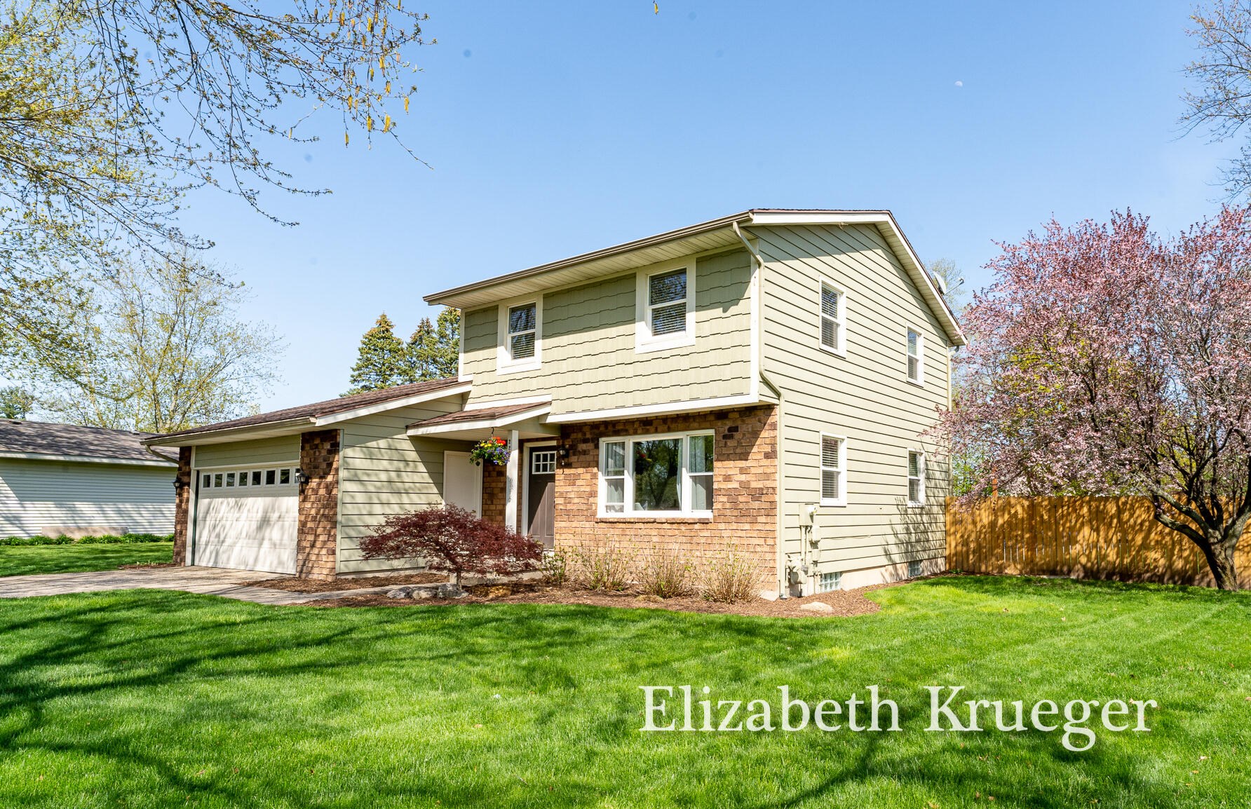 2234 Olde Farm Dr, Jenison, MI 49428-8154