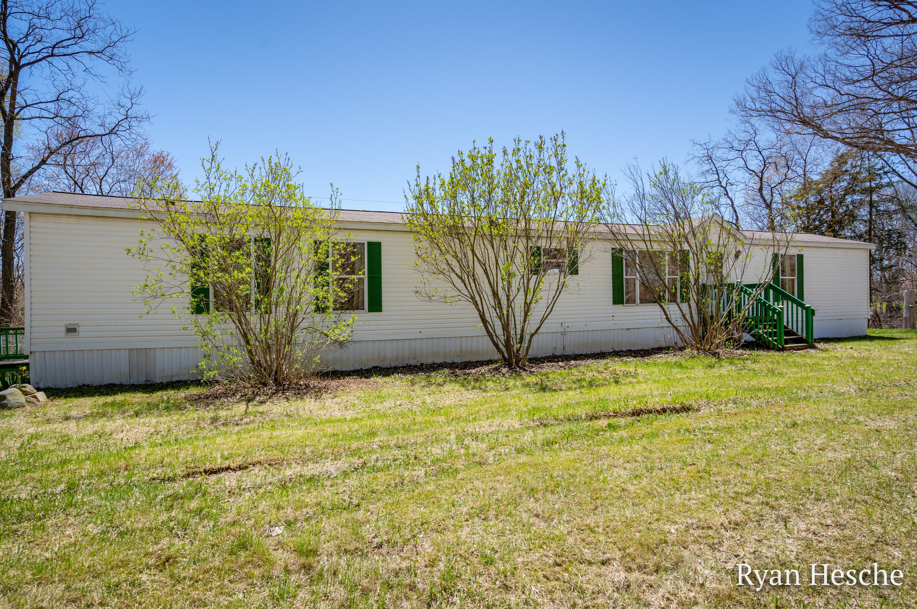 7963 Peck Lake Rd, Saranac MI 48881-8633 exterior