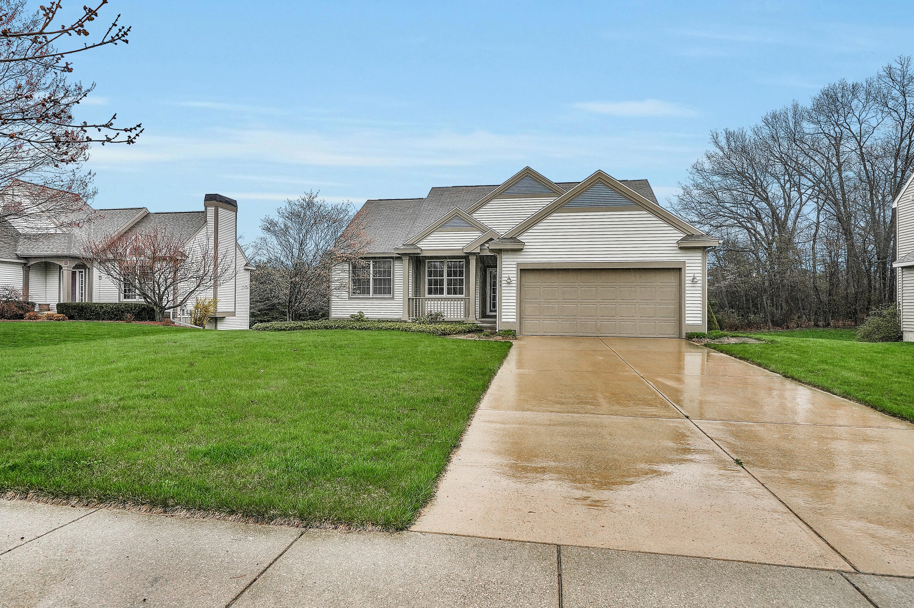 13348 Hidden Creek Dr, Grand Haven, MI 49417