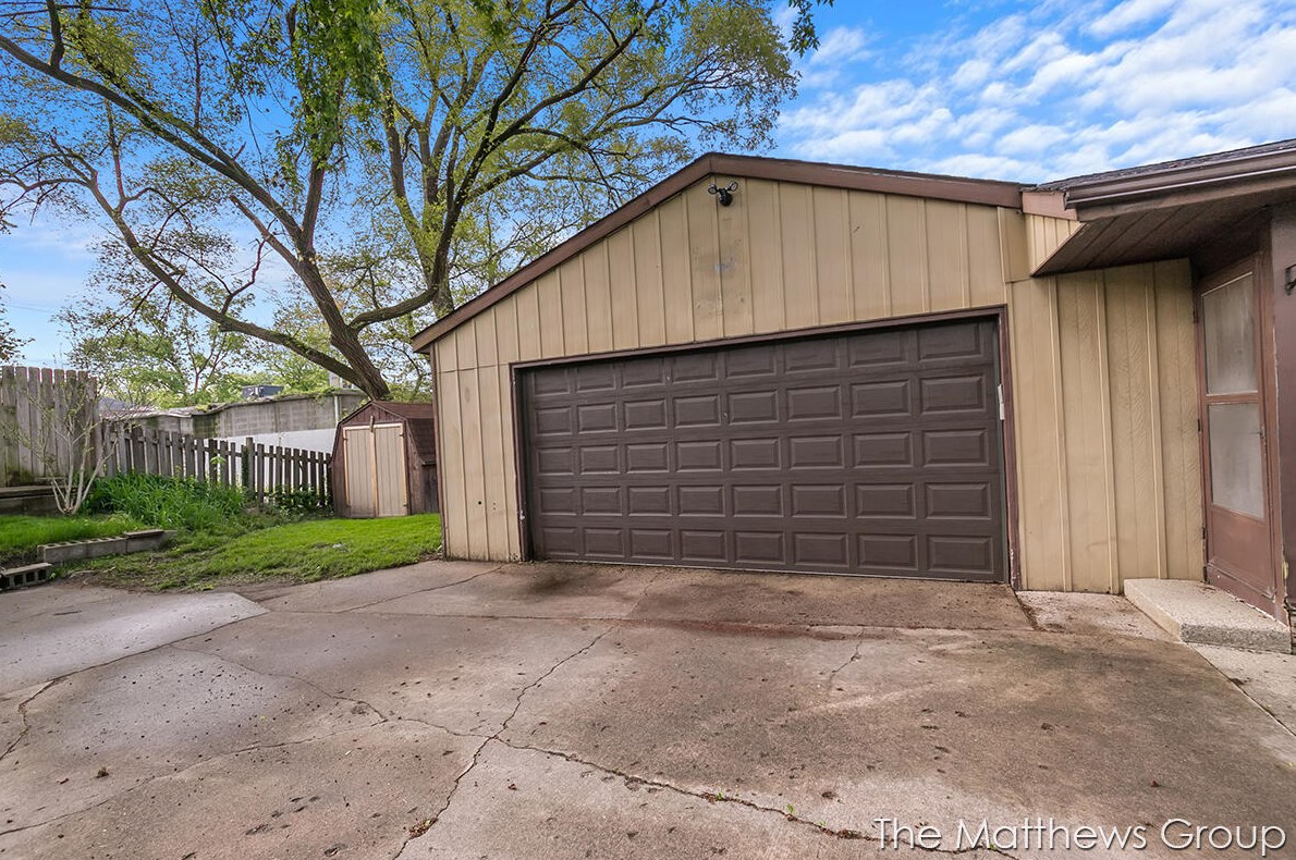 1946 Kalamazoo Ave, Grand Rapids MI 49507-3755 exterior