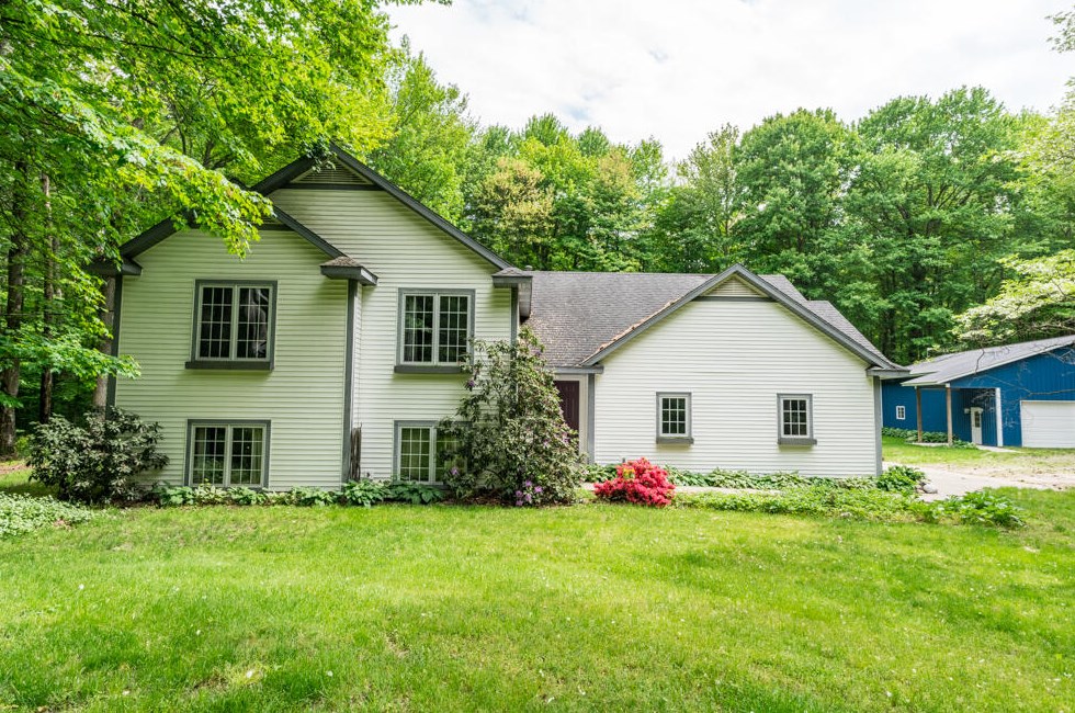 5256 Woodside Dr, Hamilton, MI 49419