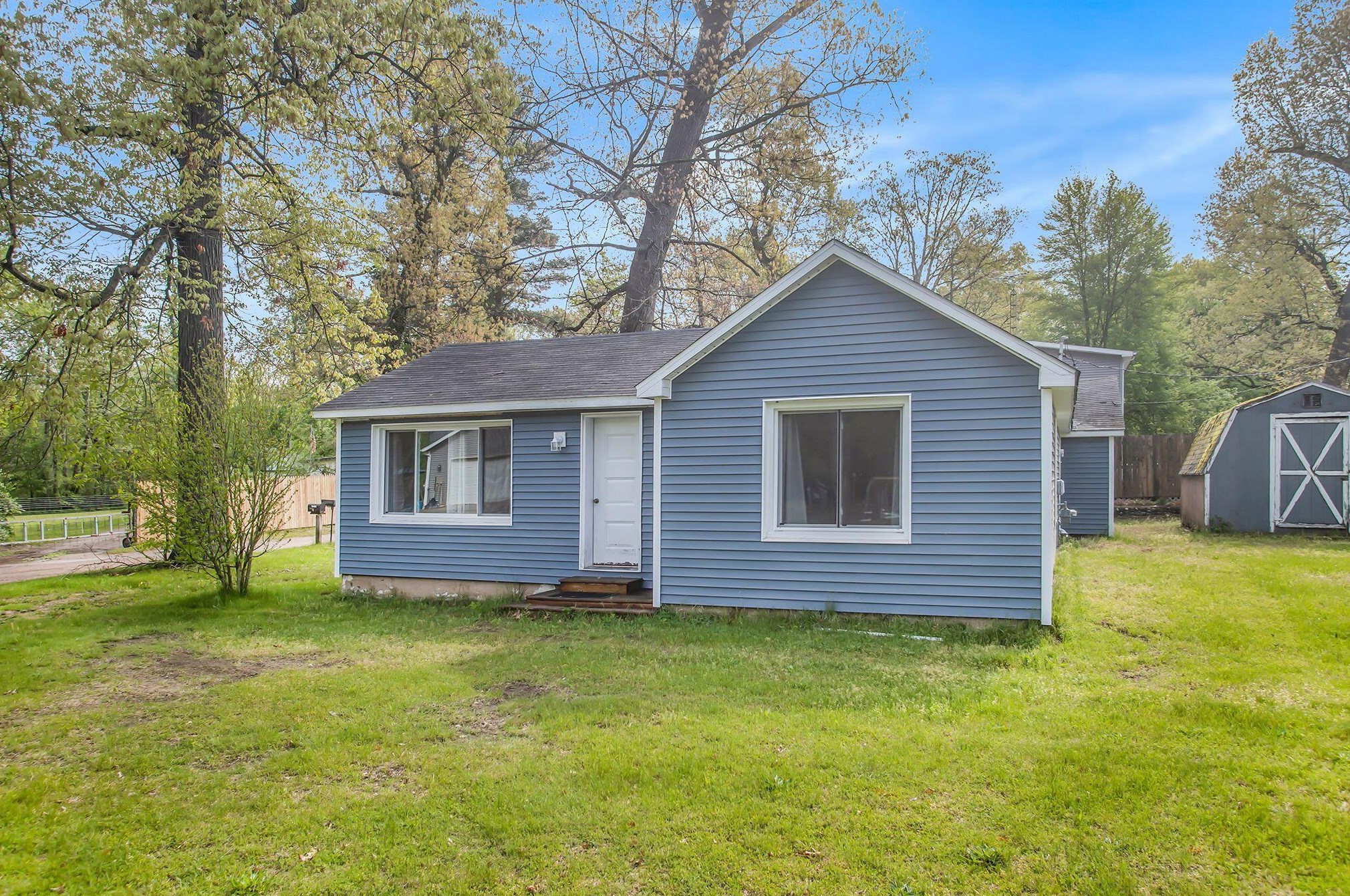 37129 Bay Ave, Paw Paw MI  49079-9310 exterior