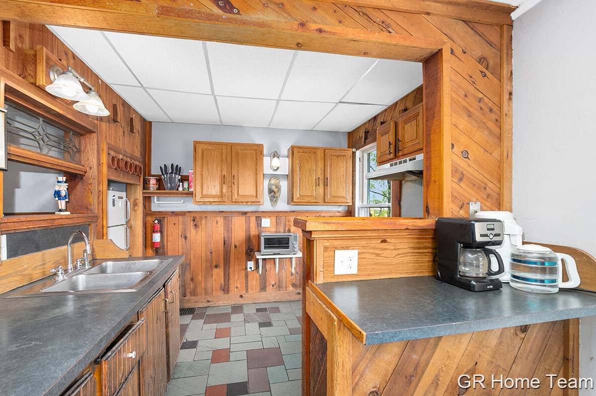 1006 Cherry St, Grand Rapids MI 49506-1450 exterior