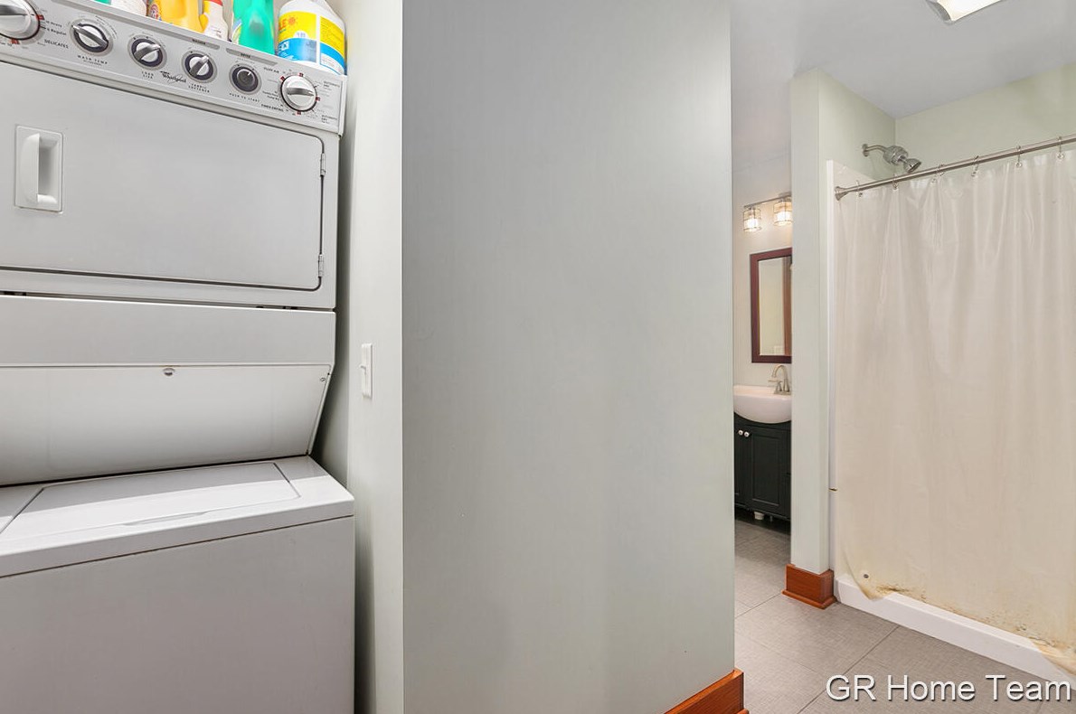 1006 Cherry St, Grand Rapids MI 49506-1450 exterior