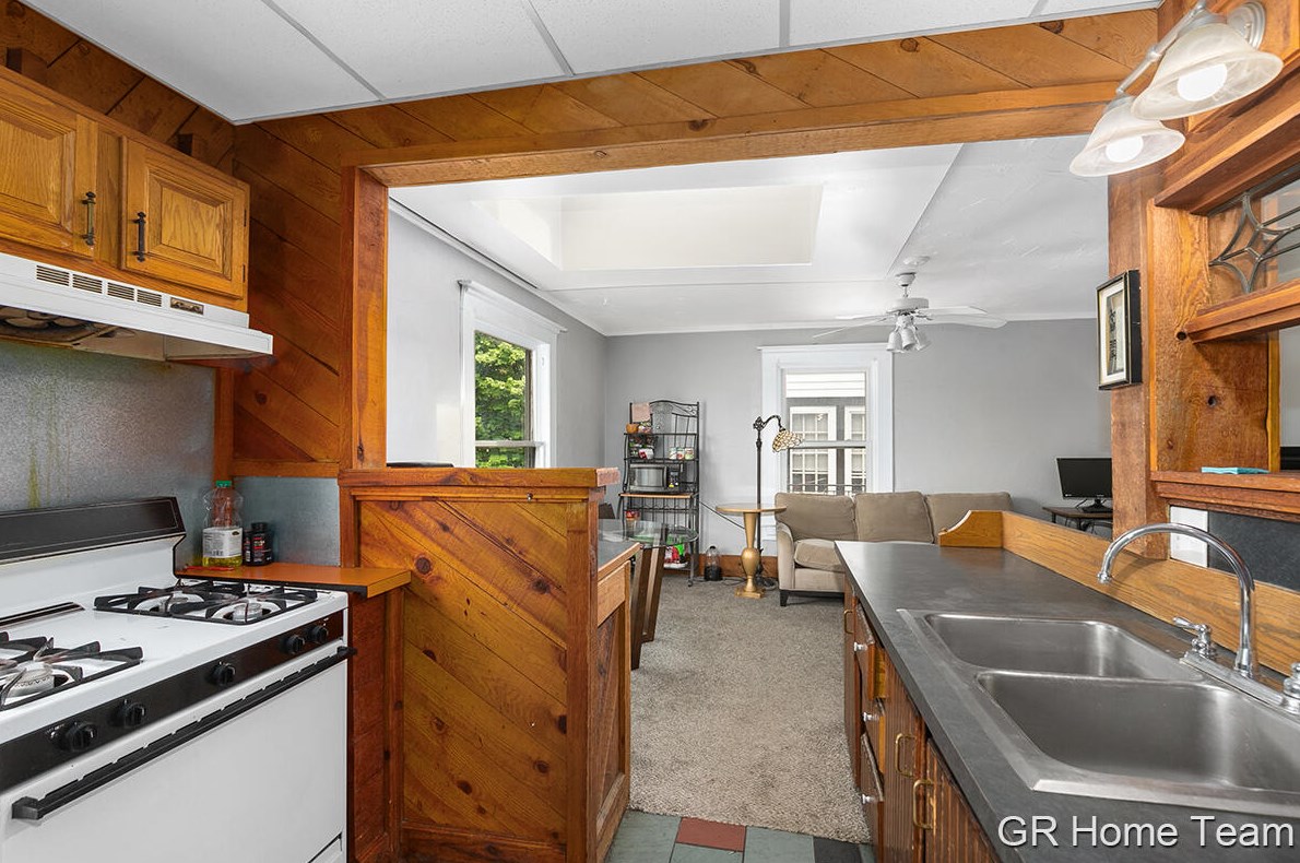 1006 Cherry St, Grand Rapids MI 49506-1450 exterior