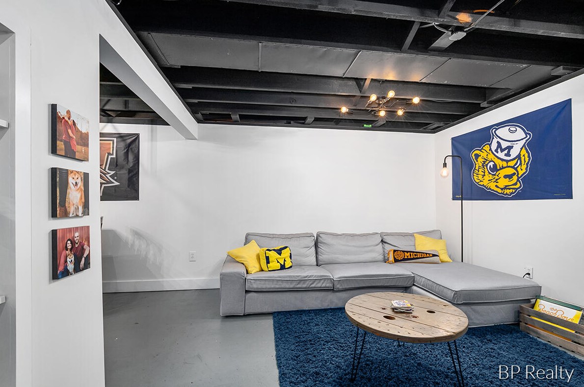 531 Cherry St, Wayland MI 49348-1076 exterior