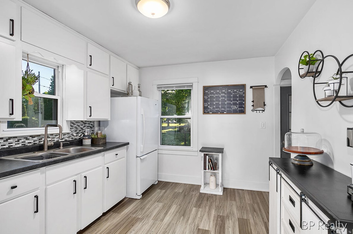 531 Cherry St, Wayland MI 49348-1076 exterior