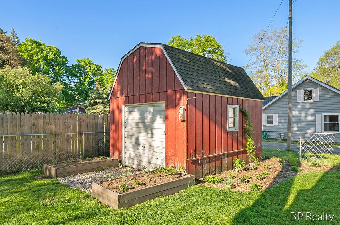 531 Cherry St, Wayland MI 49348-1076 exterior