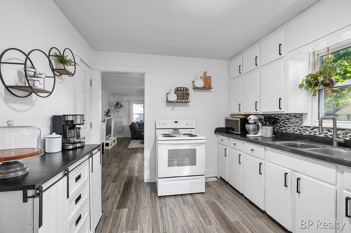 531 Cherry St, Wayland MI 49348-1076 exterior