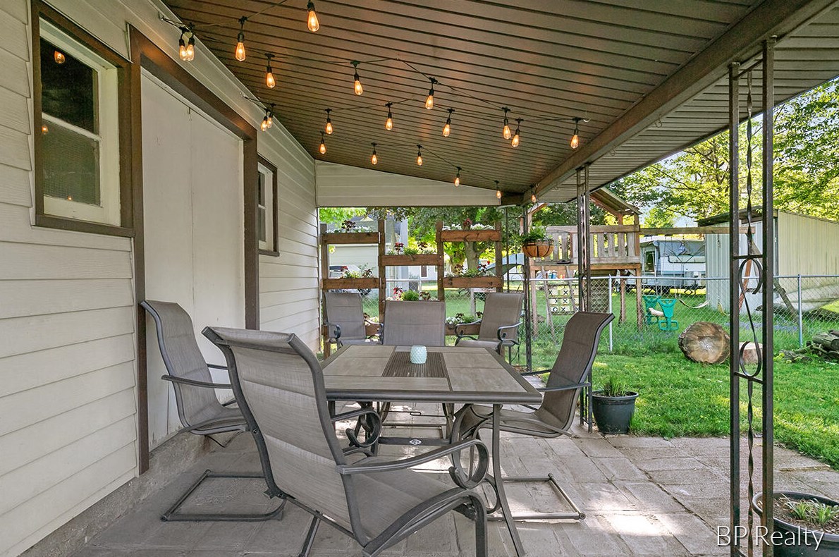 531 Cherry St, Wayland MI 49348-1076 exterior