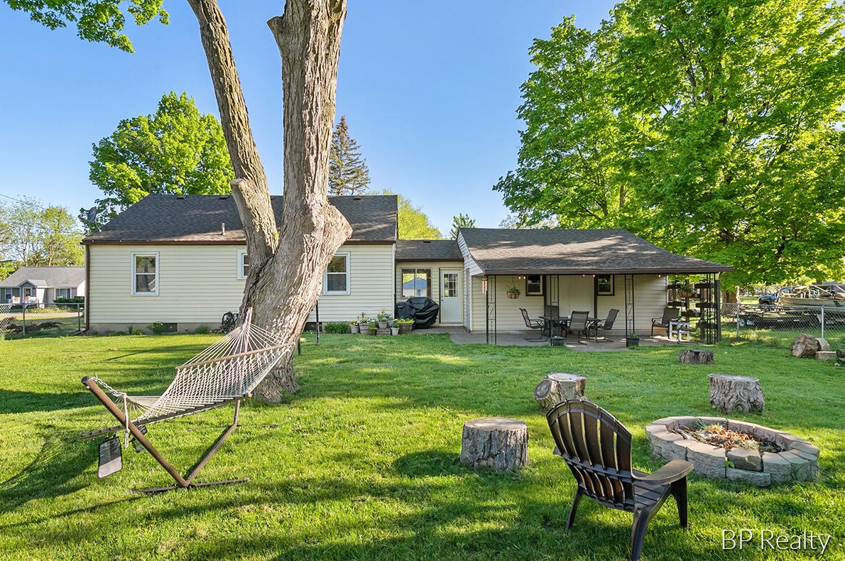 531 Cherry St, Wayland MI 49348-1076 exterior